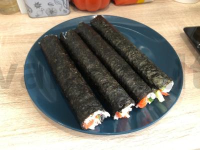 Kepti ritinėliai su raudona žuvimi ir krabų lazdelėmis Žingsnis 9