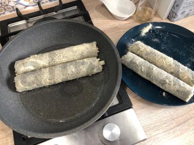 Kepti ritinėliai su raudona žuvimi ir krabų lazdelėmis Žingsnis 12