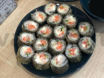 Kepti ritinėliai su raudona žuvimi ir krabų lazdelėmis pagrindine nuotrauka