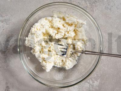 Trikampiai su varške sluoksniuotame be mielių tešloje Žingsnis 1