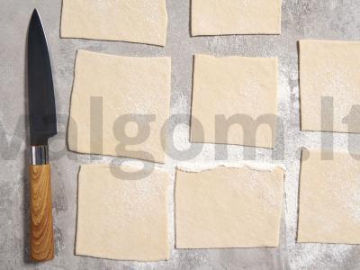 Trikampiai su varške sluoksniuotame be mielių tešloje Žingsnis 4