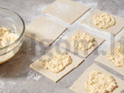 Trikampiai su varške sluoksniuotame be mielių tešloje Žingsnis 5