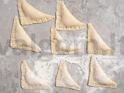 Trikampiai su varške sluoksniuotame be mielių tešloje Žingsnis 6