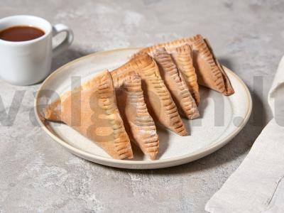 Trikampiai su varške sluoksniuotame be mielių tešloje pagrindine nuotrauka