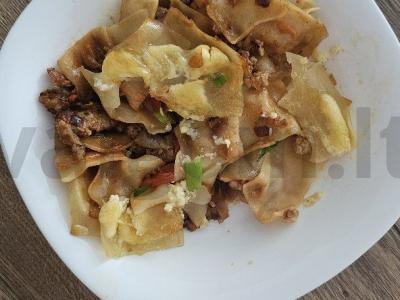 Lasagna su mėsos faršu ir pomidorų pasta orkaitėje pagrindine nuotrauka