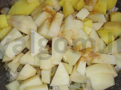 Marinuoti kopūstai su bulvėmis ir kiaulienos šonine keptuvėje Žingsnis 3