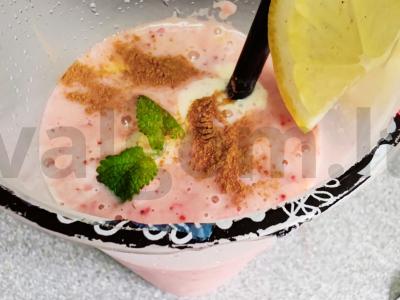 Bananų ir braškių kokteilis pagrindine nuotrauka