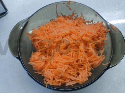 Morkų ir česnako salotas Žingsnis 1