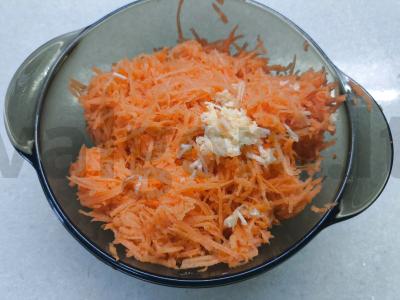 Morkų ir česnako salotas Žingsnis 2