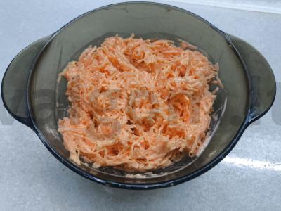 Morkų ir česnako salotas pagrindine nuotrauka