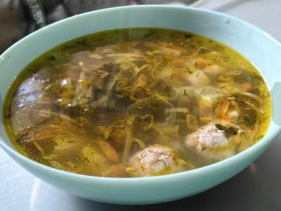 Vaikų sriuba su meatballs pagrindine nuotrauka