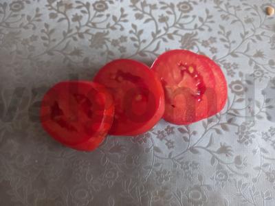 Karšti sumuštiniai su pomidorais, česnaku ir sūriu pusryčiams Žingsnis 1