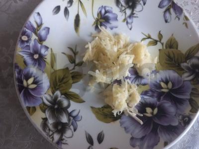 Karšti sumuštiniai su pomidorais, česnaku ir sūriu pusryčiams Žingsnis 2