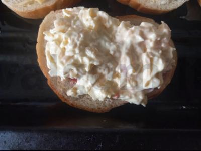 Karšti sumuštiniai su pomidorais, česnaku ir sūriu pusryčiams Žingsnis 5