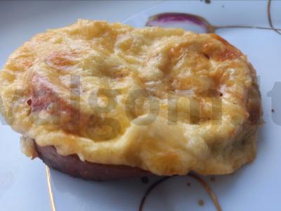 Karšti sumuštiniai su pomidorais, česnaku ir sūriu pusryčiams pagrindine nuotrauka