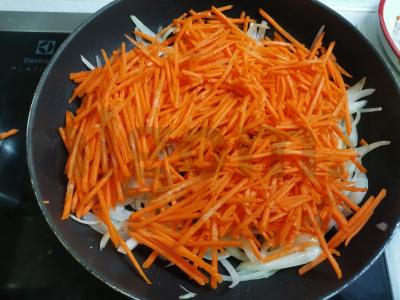 Keptas menkė su morkomis ir svogūnais Žingsnis 6