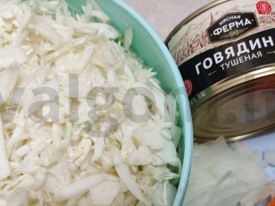 Kopūstai su troškinta jautiena Žingsnis 1