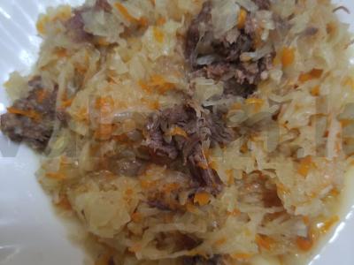 Kopūstai su troškinta jautiena pagrindine nuotrauka