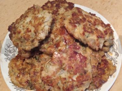 Smulkintos vištienos kotletai su majonezu ir sūriu pagrindine nuotrauka