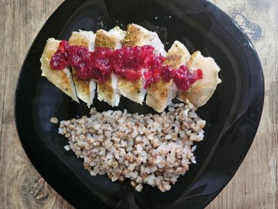 Vištienos krūtinėlė su spanguolių padažu ir citrusiniais akcentais pagrindine nuotrauka