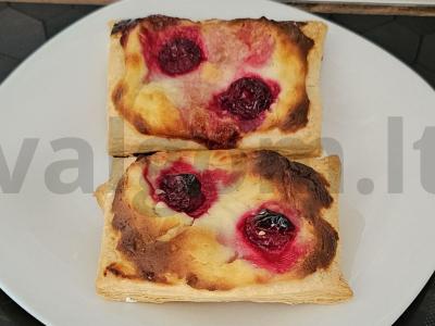 Sluoksniuotos bandelės su varške ir vyšniomis pagrindine nuotrauka