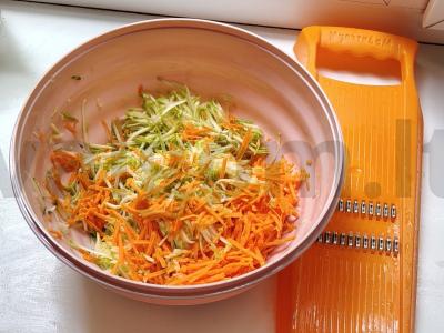 Užkandis iš cukinijos, agurko ir morkos Žingsnis 1