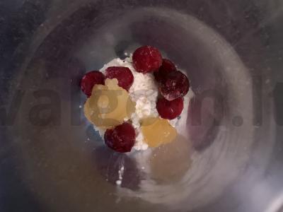 Smuzi su varške, vyšniomis, kefyru ir kakava Žingsnis 1