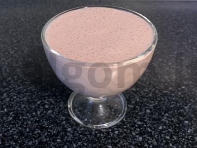 Smuzi su varške, vyšniomis, kefyru ir kakava pagrindine nuotrauka