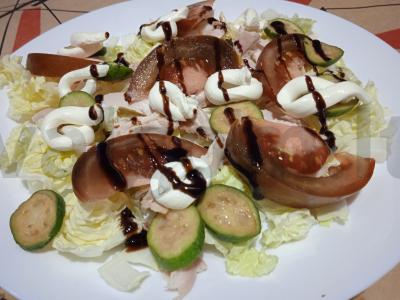 Pekino kopūstų, feijoa ir keptos vištienos salotas pagrindine nuotrauka