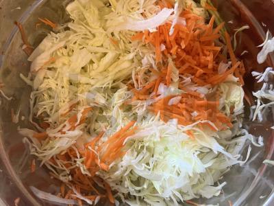 Gaivus šviežių kopūstų salotas Žingsnis 1