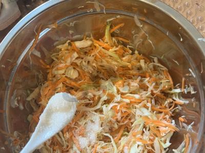 Gaivus šviežių kopūstų salotas Žingsnis 2