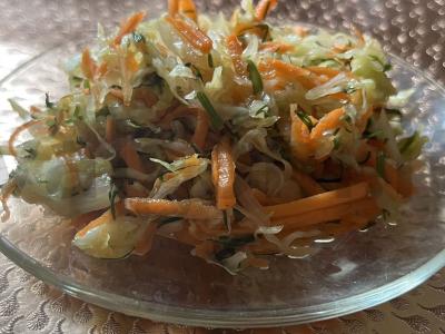 Gaivus šviežių kopūstų salotas pagrindine nuotrauka