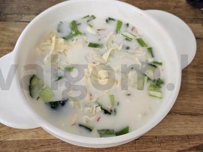 Okroška su sūriu ant kefyro pagrindine nuotrauka