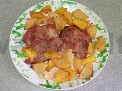 Kepta kiaulienos kaklas ir bulvės pagrindine nuotrauka