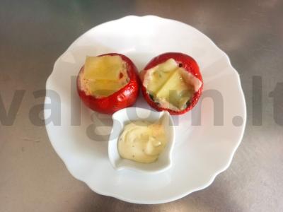 Kepti pomidorai su jūros dumbliais, ikrais ir sūriu pagrindine nuotrauka