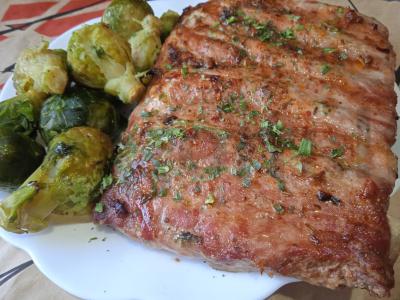 Aštrūs kiaulienos šonkauliai su Briuselio kopūstais pagrindine nuotrauka