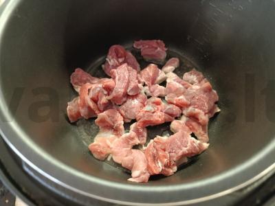 Troškinta bulvė su kiauliena lėtoje viryklėje Žingsnis 1