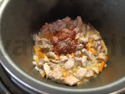 Troškinta bulvė su kiauliena lėtoje viryklėje Žingsnis 3