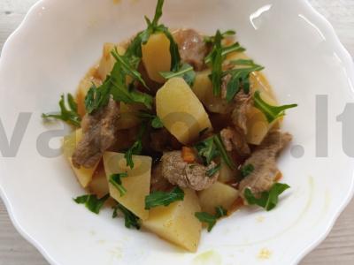 Troškinta bulvė su kiauliena lėtoje viryklėje pagrindine nuotrauka