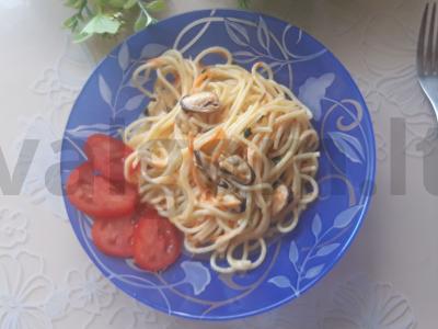 Makaronai su midijomis grietinėlės padaže pagrindine nuotrauka