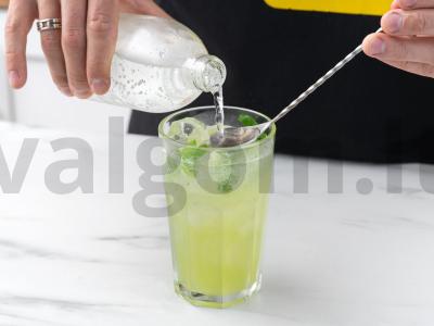 Kokteilis „Krinžovnikas“ su laimu ir baziliku Žingsnis 4