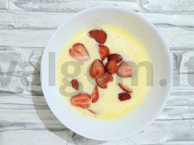 Švelnus jogurtinis keksiukas su braškių gabaliukais Žingsnis 3