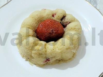 Švelnus jogurtinis keksiukas su braškių gabaliukais pagrindine nuotrauka