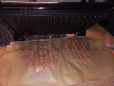 Sultingi hamburgeriai su lydytu sūriu ir daržovėmis Žingsnis 2