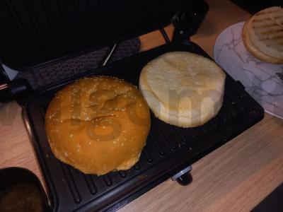 Sultingi hamburgeriai su lydytu sūriu ir daržovėmis Žingsnis 3