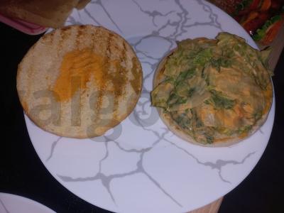 Sultingi hamburgeriai su lydytu sūriu ir daržovėmis Žingsnis 5