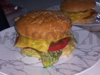 Sultingi hamburgeriai su lydytu sūriu ir daržovėmis Žingsnis 8