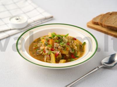 Klasikinis daržovių troškinys su kopūstais pagrindine nuotrauka