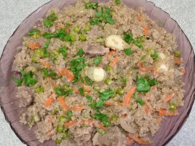 Kvinoja su daržovėmis ir antis krūtinėlė pagrindine nuotrauka