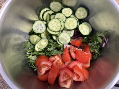 Salotas su rukola, daržovėmis ir brynza Žingsnis 2